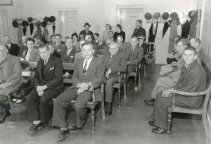 Blick in den Wartsaal für Patientinnen und Patienten des Ambulatoriums. Im Hintergrund die beiden Toilettenanlagen, 1948.