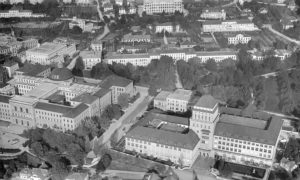 Hochschulensemble im Jahr 1937 mit der ETH (links), dem Hauptgebäude der Universität (rechts), dem alten Kantonsspital (oben mittig) sowie der Augenklinik unmittelbar hinter dem Kollegiengebäude der Universität in der Mitte