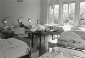 Grosser Krankensaal mit 12 Betten der Männerabteilung im Südwestflügel des ersten Obergeschosses, 1948.