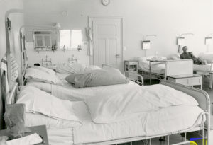 Grosser Krankensaal, jedes Zimmer verfügte über einen Warmwasseranschluss und Rufglocken, 1948