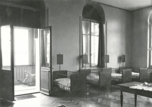 Kinderzimmer mit Veranda im ersten Obergeschoss, gut zu sehen sind auch die schweren und dunklen Vorhänge, 1909.
