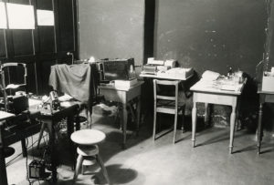 Das schwarz gestrichene Dunkelzimmer im Kellergeschoss. Links Vorrichtung für die Augenspiegelung, 1948.