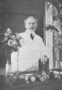 Klinikdirektor Otto Haab bei seiner Abschiedsvorlesung im Hörsaal seiner Augenklinik, 1919.