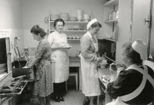 Ab 1901 verfügte die Klinik im Dachgeschoss über eine kleine Teeküche für das Personal und die Patientenversorgung