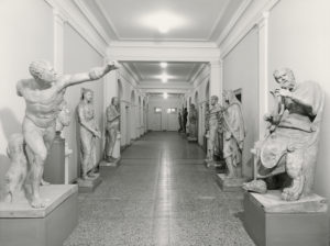 Aufstellung der Gipsfigurensammlung im ersten Obergeschoss der ehemaligen Augenklinik