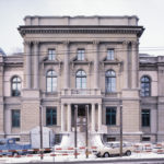 Frisch restaurierte Aussenfassade, die durch die kobaltgrünen Fensterrahmen einen neuen farblichen Akzent erhielt, um 1984