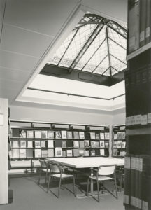 Bibliothek des Kunsthistorischen Seminars mit wiederverwendeten Buntgläsern der Augenklinik nach Gesamtsanierung, 1984
