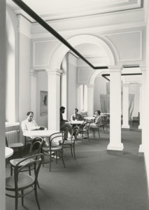 Cafeteria mit den originalen «grünen Stühlen». Die giftgrüne Farbe der Stühle sorgte bei den Studierenden für Kritik