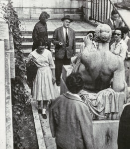 ranz Mosele, Gotthard Jedlicka mit Studierenden vor Maillols Cézanne-Denkmal in Paris, um 1960