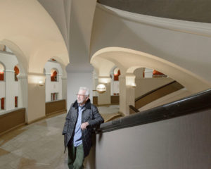Stanislaus von Moos im Treppenhaus des 100 Jahre zuvor von Karl Moser errichteten Kollegiengebäudes