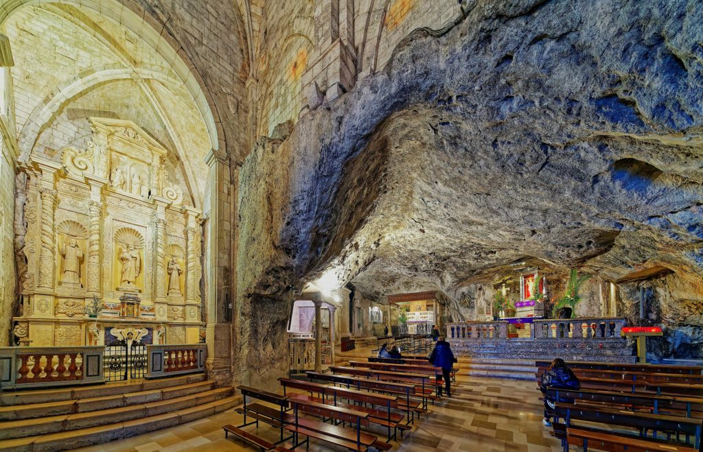 Heilige Höhlen: Zur Verortung von Höhlen aus Heiligenlegenden