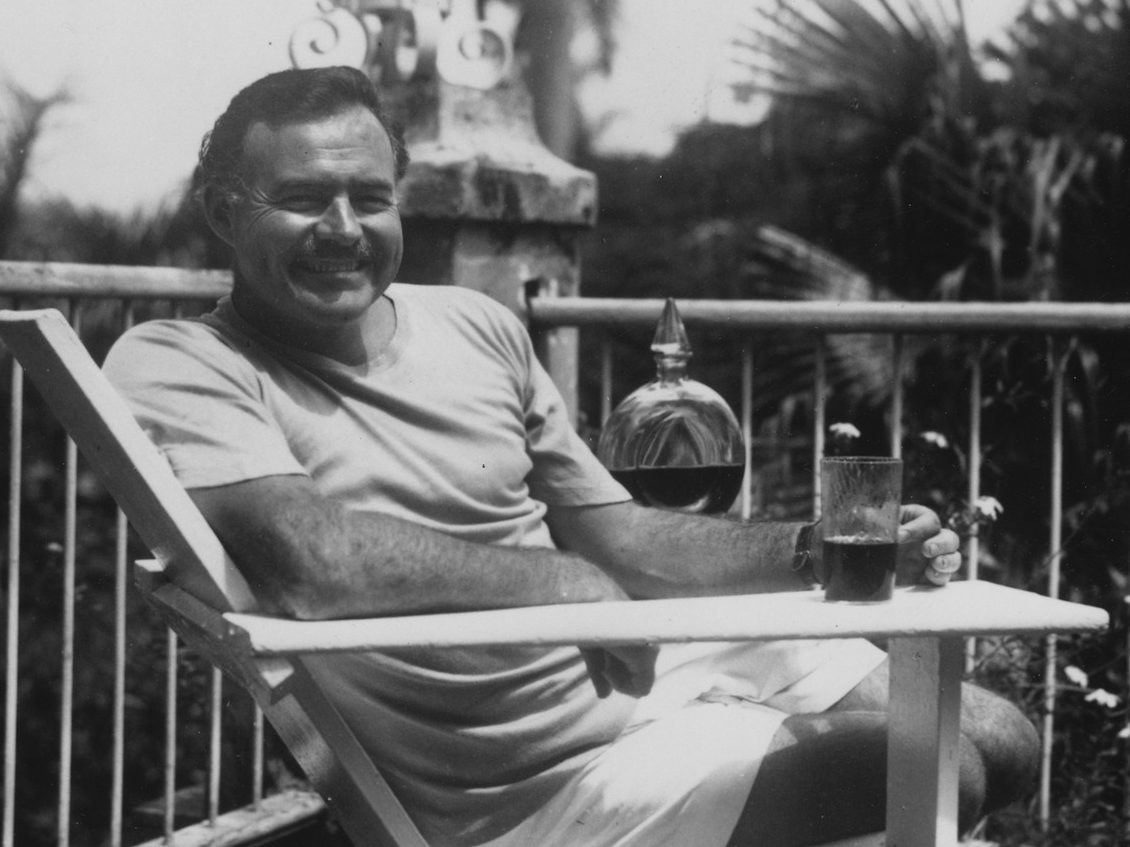 Hemingway und sein tägliches Inspirations- Gläschen. Titel: Ernest Hemingway at the Finca Vigia, Cuba 1946, Lizensiert durch: CC BY 2.0 (Stand: 09.02.22)