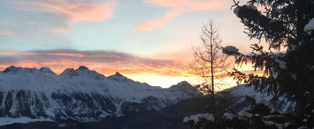 St. Moritz im Winter bei Sonnenuntergang
