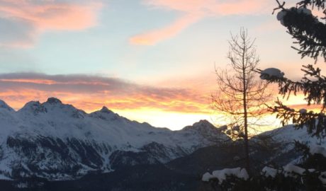 St. Moritz im Winter bei Sonnenuntergang