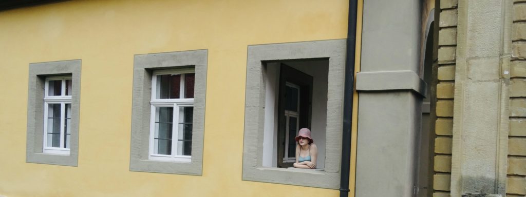 Секс молодых на тёплом подоконнике у окна с видом на город