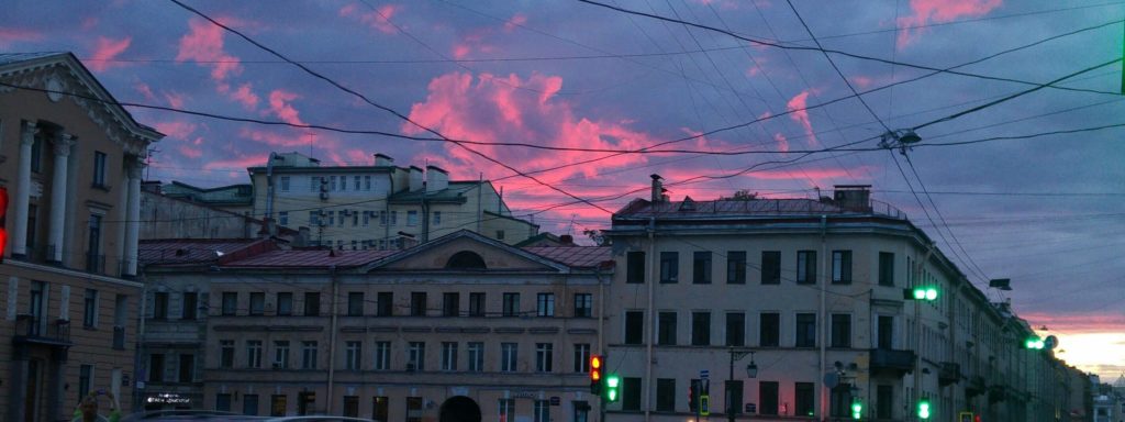 Секс молодых на тёплом подоконнике у окна с видом на город